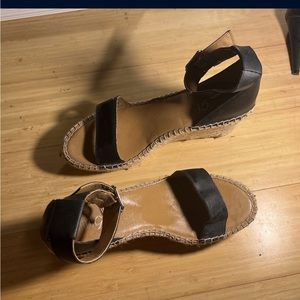 Cute brown and black wedges, easy to walk in and very stylish
